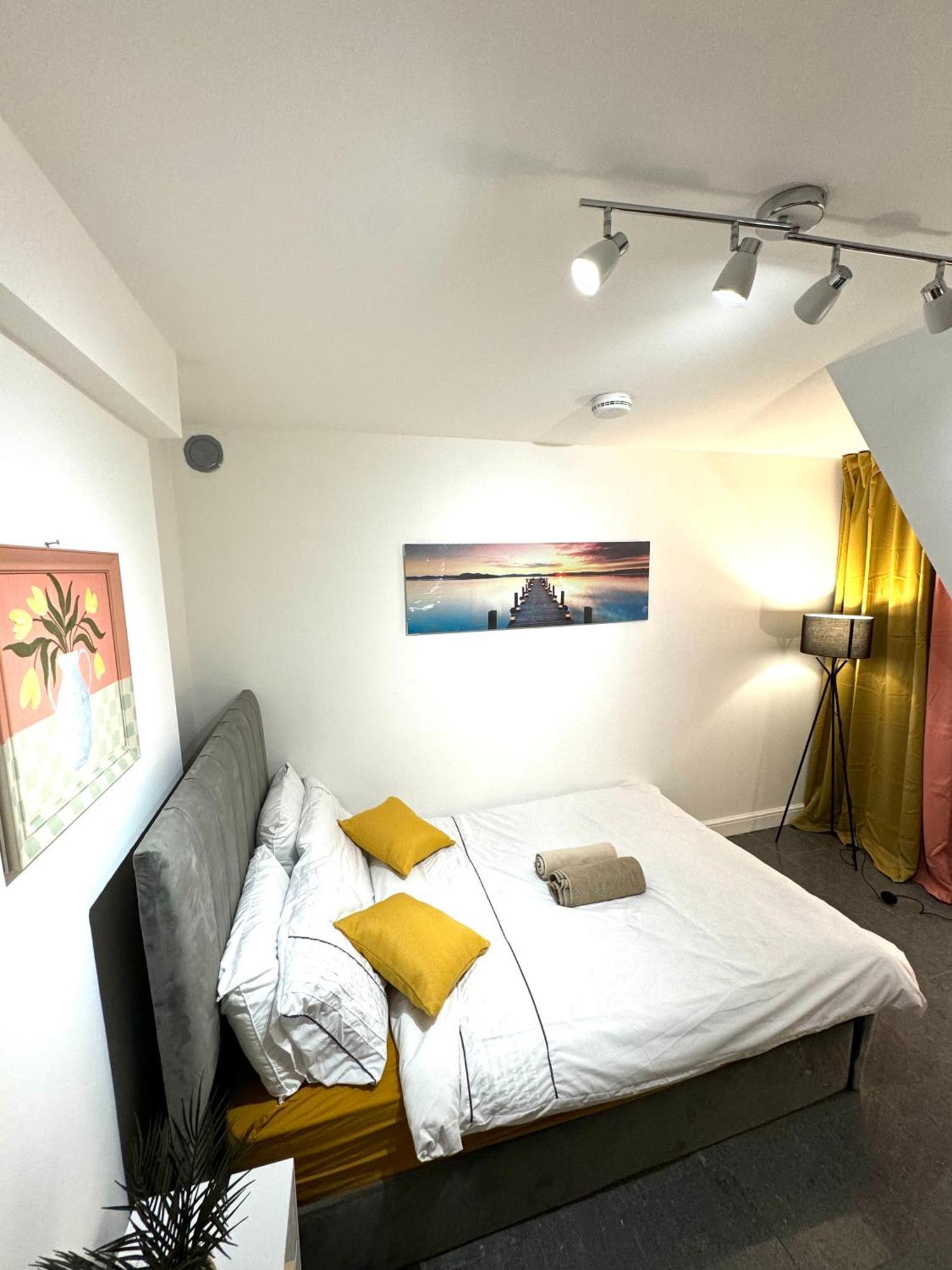 A Modern Luxury Penthouse Close To Tower-hil-canary Wharf-central